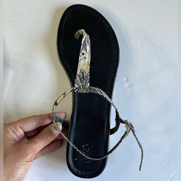 g:21 Black & White Strappy Flat Sandals - Size 8 - Picture 7 of 13